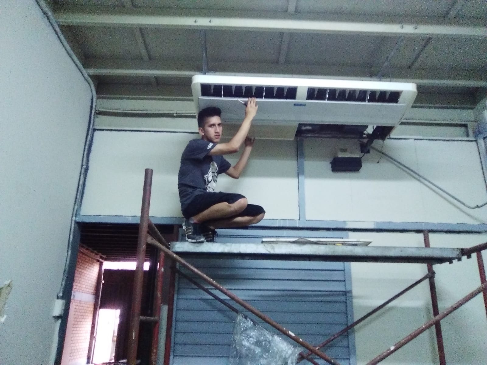 Técnico reparando aire acondicionado
